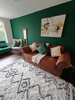 NEC Stay -4 Bedrooms, Driveway Parking 7 Beds, 10 Guests NR a45 A41 M42 M6 Solihull Bypass- NEC BHX Airport JLR Arden Cross - Spacious House Perfect 4 Groups Contractors Professionals Insurance Stays 